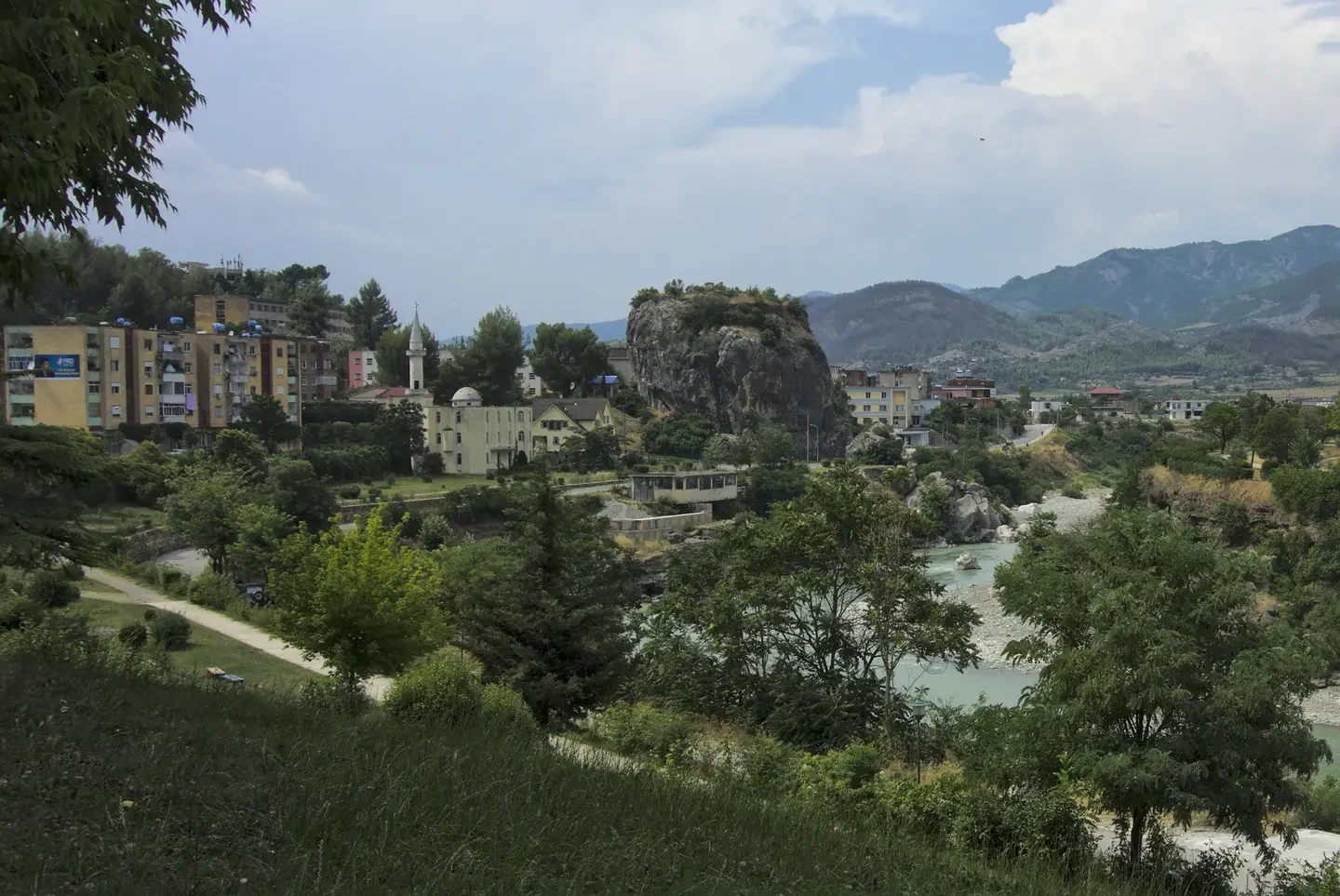 Përmet, City Rock and the Vjosa — photograph by Malenki, 2013